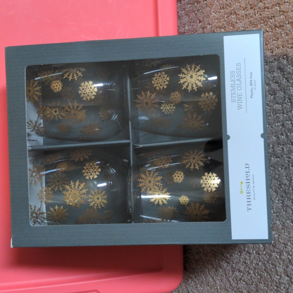 NIB Threshold 4 pack Snowflake Stemless Wine Glasses (Plastic BPA Free)